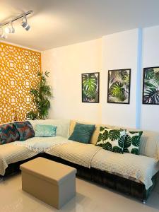 uma sala de estar com um sofá num quarto em Apartamento dos Sonhos - Centro BC em Balneário Camboriú