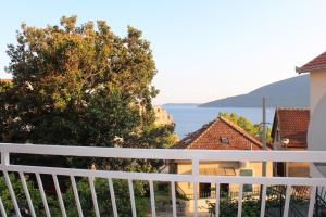 een uitzicht vanaf het balkon van een huis bij Apartments Iris in Herceg-Novi