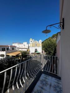 einen Balkon mit Blick auf eine Stadtstraße in der Unterkunft Villa Rosa in Ischia