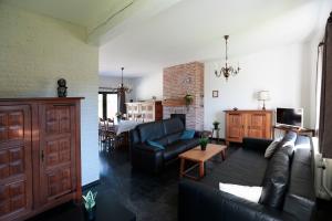 Huisje van de Meentocht في Rumst: غرفة معيشة مع أريكة وطاولة