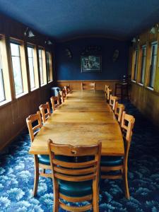 a long wooden table in a room with chairs at Northern Queen Inn in Nevada City