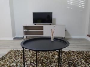 un tavolino da caffè in un soggiorno con TV di Ninas Apartments a Mostar