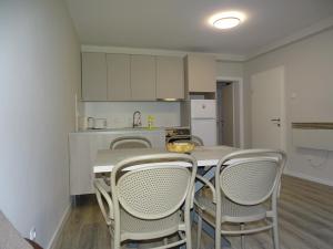 una cucina con tavolo e sedie in una stanza di Ninas Apartments a Mostar