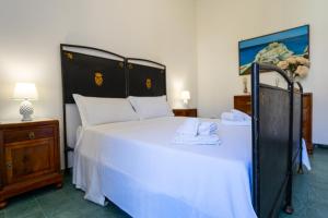 A bed or beds in a room at Chérie Apartment Tropea