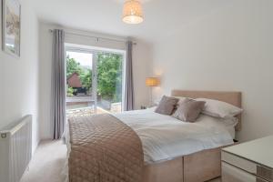 een slaapkamer met een bed en een groot raam bij Snowdon Holiday Let, brand new home in the heart of Llanberis in Llanberis