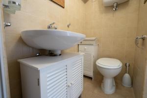 A bathroom at Chérie Apartment Tropea