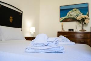 A bed or beds in a room at Chérie Apartment Tropea