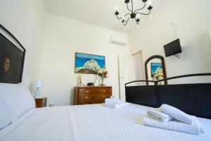A bed or beds in a room at Chérie Apartment Tropea