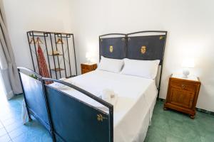 A bed or beds in a room at Chérie Apartment Tropea