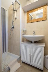 A bathroom at Chérie Apartment Tropea Még 36 kép