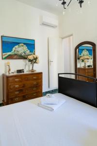 A bed or beds in a room at Chérie Apartment Tropea
