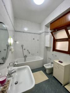 Kúpeľňa v ubytovaní 4 Balconi House-Elegante dimora nel centro storico
