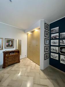 Televízia a/alebo spoločenská miestnosť v ubytovaní 4 Balconi House-Elegante dimora nel centro storico