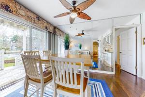 Un comedor con una mesa y un ventilador de techo. en Sea Colony -- 13008 Tall Pines, en Bethany Beach