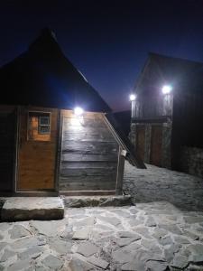 uma cabana com duas luzes em cima à noite em Koliba Kod Begija em Paljevine