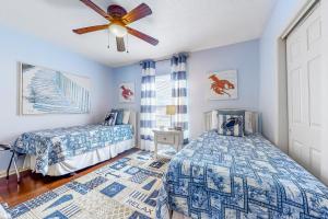 Un dormitorio con dos camas y un ventilador de techo. en Sea Colony -- 13008 Tall Pines, en Bethany Beach 36 fotos más
