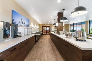 Kuchyň nebo kuchyňský kout v ubytování Clarion Pointe Galveston - Beachfront