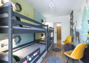 une chambre avec deux lits superposés dans l'établissement Słoneczny apartament z widokiem na góry, à Szklarska Poręba