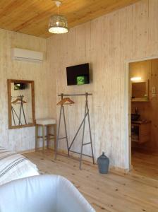 um quarto com paredes de madeira e um quarto com dois estágios de equipamento em le lodge en mormal em Louvignies-Quesnoy