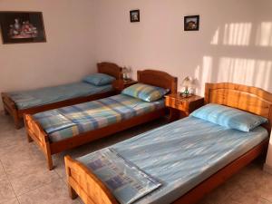 Ліжко або ліжка в номері VILLA PEPETO Durres Albania