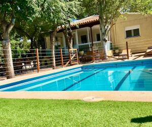 The swimming pool at or close to Casa rural La Quinta De Lara