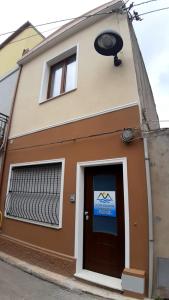 un edificio con una porta e un cartello sopra di La Casa D' Ogliastra tra mare e terra a Tortolì
