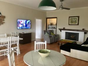 TV a/nebo společenská místnost v ubytování Casa rural La Quinta De Lara