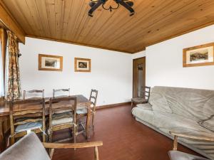 uma sala de estar com uma mesa e um sofá em Appartement Megève, 2 pièces, 4 personnes - FR-1-453-91 em Megève