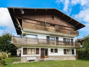 a house with a large balcony on top of it at Appartement Megève, 2 pièces, 4 personnes - FR-1-453-91 in Megève