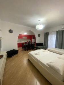 una camera da letto con un letto grande e una sala da pranzo di Holiday Home Shahini a Ksamil