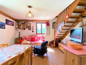 - un salon avec une table à manger et un escalier dans l'établissement Chalet Mitoyen 3 Pièces avec Local Ski et Parking Gratuit - FR-1-504-3, à Saint-Étienne-en-Dévoluy
