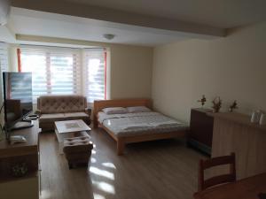 Postel nebo postele na pokoji v ubytování Apartmani Zora-Vuković + 32 fotografií
