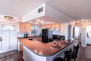 Kuchyň nebo kuchyňský kout v ubytování Serenity Beach Condo
