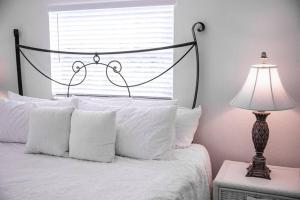 Postel nebo postele na pokoji v ubytování Serenity Beach Condo