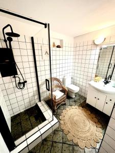 ムロンゴヴォにあるPodlaskiem Mrągowoのバスルーム(シャワー、トイレ、シンク付)