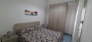 A bed or beds in a room at Casetta vicino alla spiaggia