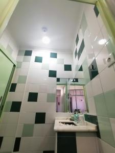 een badkamer met een wastafel en een spiegel bij Very Typical - Alojamento Local in Elvas