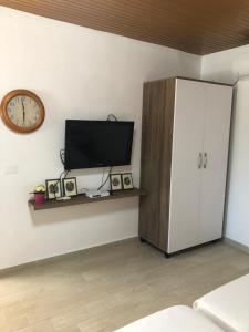 TV a/nebo společenská místnost v ubytování Olive house.