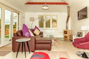 sala de estar con sofá y mesa en Harry's at Spire Cottage Dog friendly cottage, en Chichester