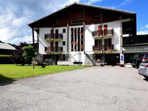 duży biały budynek z balkonem i parkingiem w obiekcie Studio à Morzine, 30m², 4 pers, balcon, parking, wifi - FR-1-524-73 w mieście Morzine