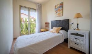 Posteľ alebo postele v izbe v ubytovaní TarracoHomes, TH156 Casa Roser Familiar y con Piscina Compartida + 30 fotografií