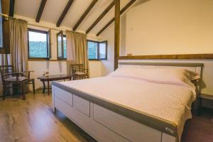 Un pat sau paturi într-o cameră la Olive Hill Familly House