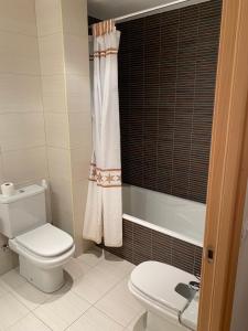 een badkamer met een wit toilet en een bad bij Canillo L'Areny Star in Canillo