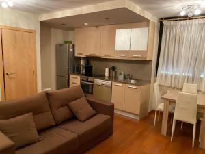 un soggiorno con divano e cucina di Canillo L'Areny Star HUT - 8303 a Canillo