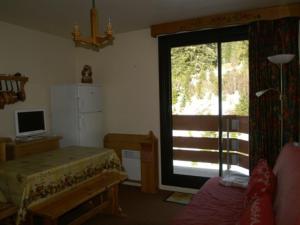 Μια τηλεόραση ή/και κέντρο ψυχαγωγίας στο Appartement 2 Pièces Cabine au Pied des Pistes avec Balcon et Ascenseur - FR-1-557A-3