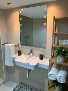 Ένα μπάνιο στο Precioso Duplex en Triana - WIFI gratis