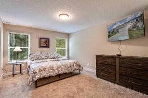Ένα ή περισσότερα κρεβάτια σε δωμάτιο στο Jennings Townhome