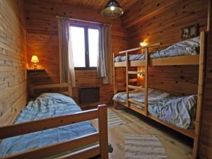 Двухъярусная кровать или двухъярусные кровати в номере Chalet Enchastrayes, 5 pièces, 10 personnes - FR-1-165A-20