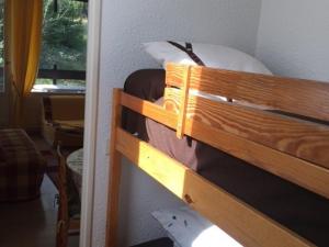 Postel nebo postele na pokoji v ubytování Studio rénové 4 pers au pied des pistes avec parking - FR-1-165A-31