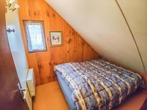 ein Schlafzimmer mit einem Bett in der Ecke eines Zimmers in der Unterkunft Chalet Barcelonnette, 4 pièces, 8 personnes - FR-1-165A-69 in Barcelonnette